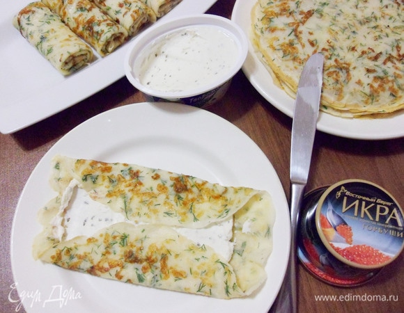 Обычно, я смазываю блинчики мягким творожным сыром с зеленью, заворачиваю рулетиком.