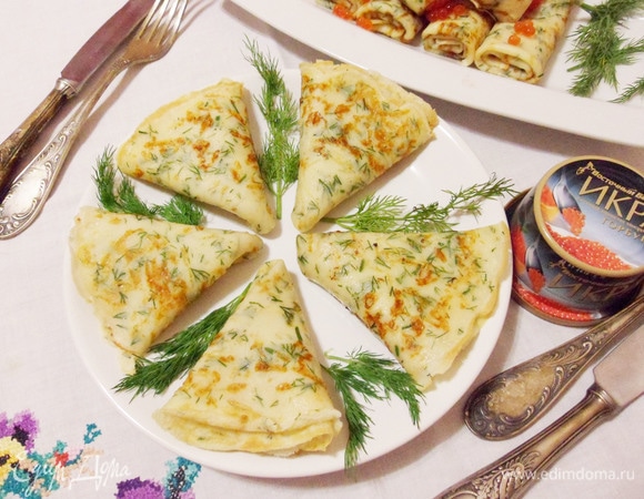 Но сегодня, будет необычная подача (по принципам кулинарного гуру Ильи Лазерсона). Свернуть блинчики пополам, потом еще раз пополам и еще раз, получились многослойные уголки. Выложить их на тарелку. Украсить зеленью.