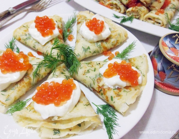 На каждый блинчик аккуратно выложить сметану и на нее чайную ложку красной икры ТМ «Восточный берег».
