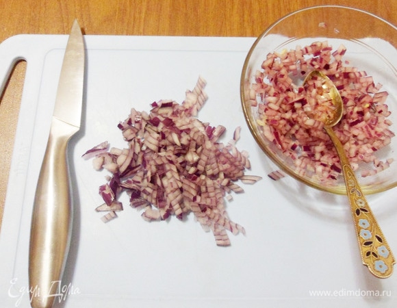 Красный лук мелко нарезать и замариновать в красном винном уксусе с солью и сахаром около 15 минут.