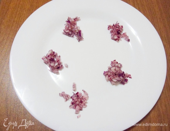 Затем выложить маринованный лук небольшими горками на сервировочную тарелку.