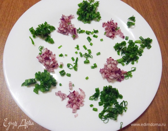 Затем добавить в тарелку нарезанный зеленый лук.