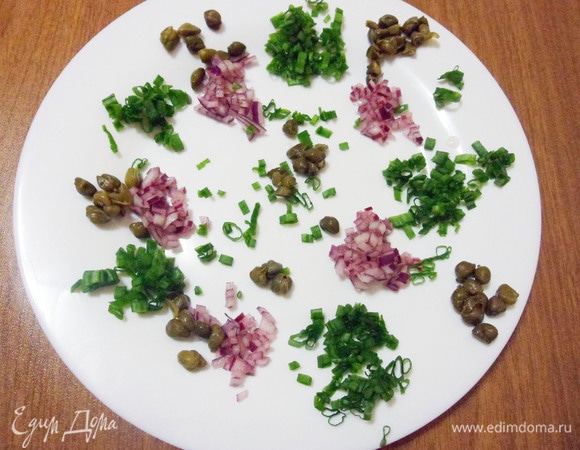 Затем раскладываем маринованные каперсы.