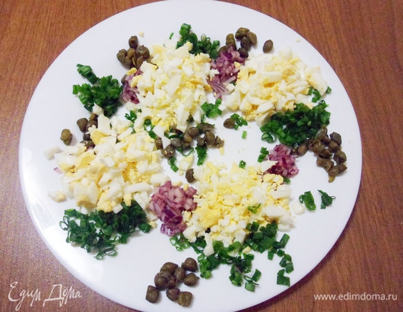 Сваренные вкрутую яйца, мелко нарезать и выложить в тарелку горками.