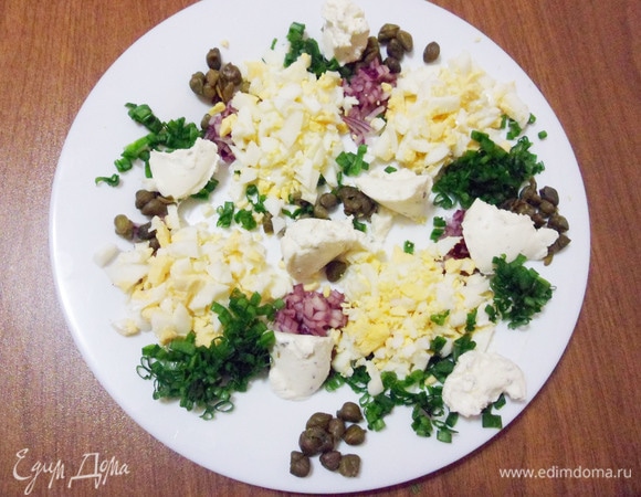 Продолжаем заполнять тарелку, чайной ложкой выложить мягкий творожный сыр.