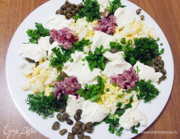 Затем выложить на тарелку сметану.