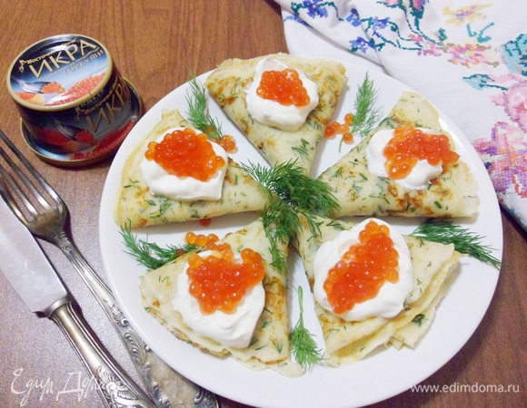 Сырные блинчики с укропом и красной икрой готовы.