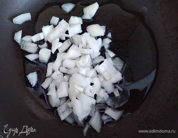 На масле поджарить нарезанный лук.