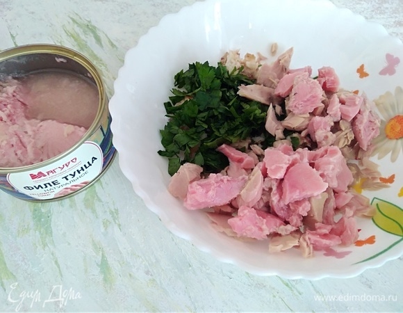 В раскрошенный хлеб добавить измельченную петрушку и филе тунца ТМ «Магуро». Перемешать.