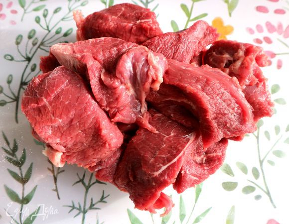 Сначала необходимо приготовить мясное рагу. Говядину нарезать на кусочки.