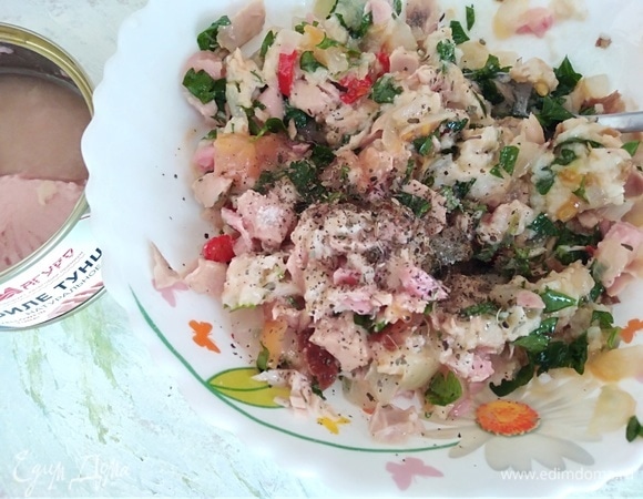 Посолить, посыпать сушеным базиликом. Перемешать.