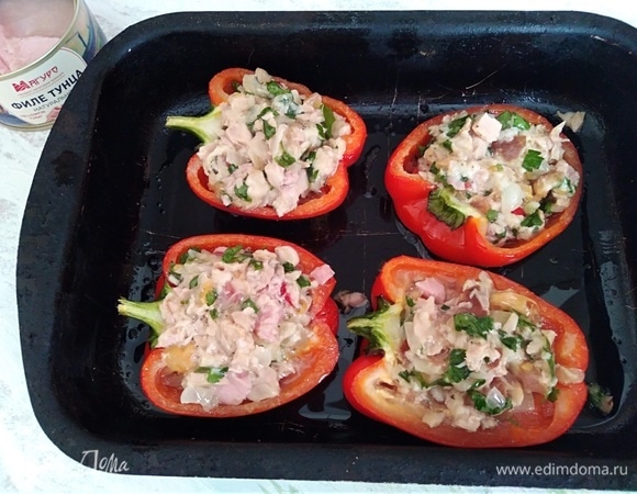 Наполнить перцы начинкой.