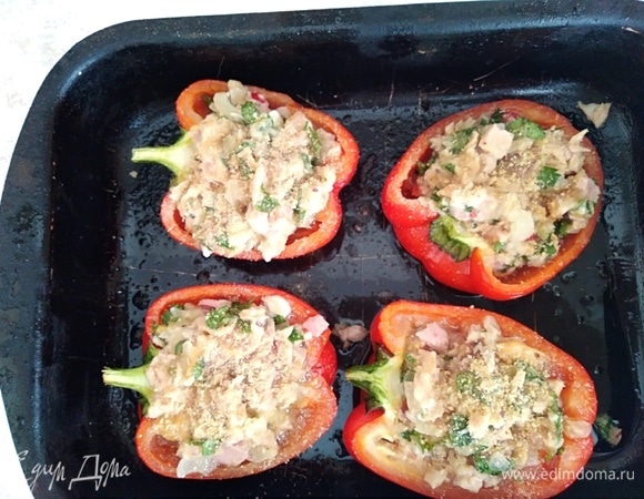 Посыпать каждый перчик панировочными сухарями. Запекать 20 минут.