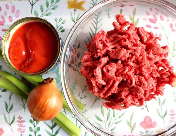 Прокрутить мясо через мясорубку. Репчатый лук, морковь почистить.