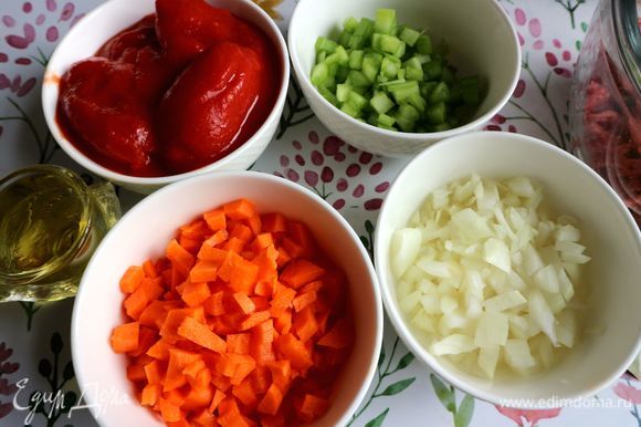 Нарезать небольшими кубиками морковь, лук, стебель сельдерея.