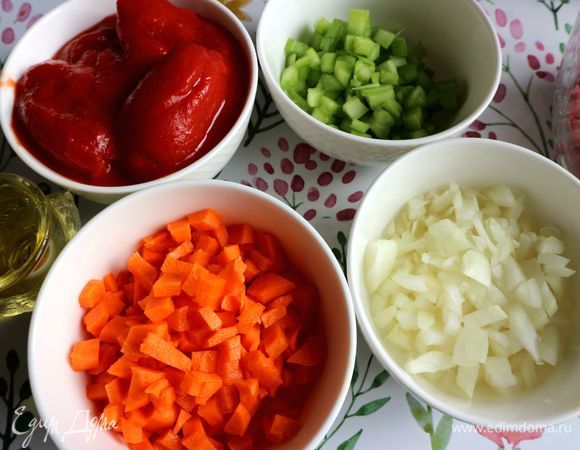 Нарезать небольшими кубиками морковь, лук, стебель сельдерея.