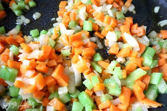 Слегка обжарить в разогретом на сковороде оливковом масле овощи: морковь, лук, сельдерей.