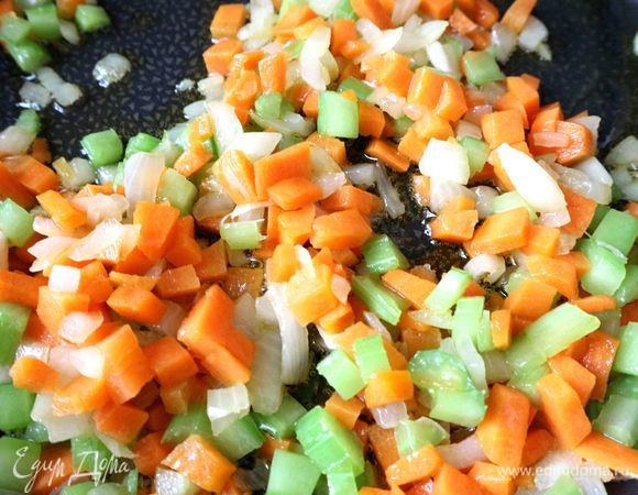 Слегка обжарить в разогретом на сковороде оливковом масле овощи: морковь, лук, сельдерей.