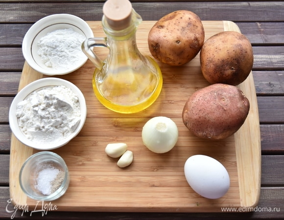 Для приготовления картофельных драников подготовить продукты.