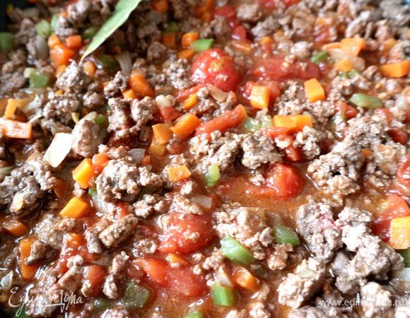 Добавить помидоры в собственном соку, продолжать готовить на небольшом огне, периодически помешивая, по необходимости добавлять воду (у меня ушло 100 грамм воды), фарш не должен быть сухим по консистенции.