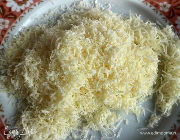 Пармезан натереть на мелкой терке.