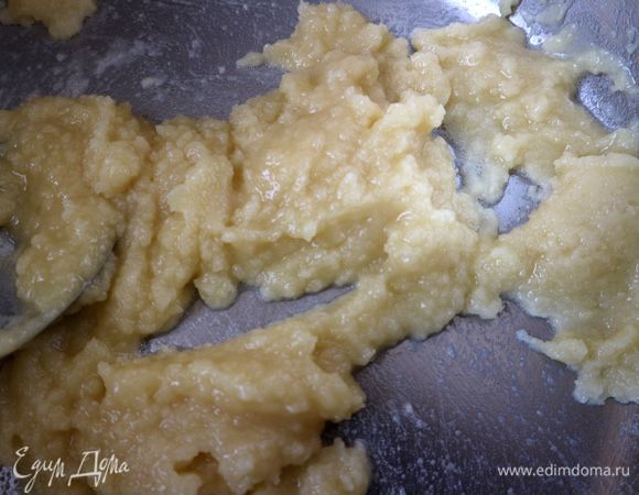 Молоко вскипятить. Смешать в другой кастрюле с толстым дном растопленное сливочное масло с мукой. Перемешать.