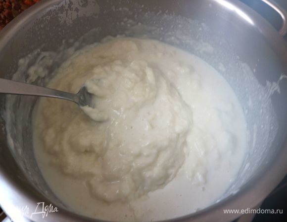 Постепенно добавлять к смеси из муки и масла, помешивая, горячее молоко. Сначала немного.