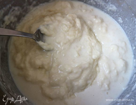 Потом постепенно еще, помешивать. Посолить, добавить мускатный орех, перемешать.