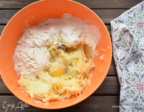 В катофельную массу добавить муку, крахмал, яйцо, растительное масло, соль, перец. Замесить тесто.