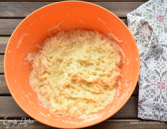 Готовое тесто по консистенции похоже на тесто для оладий.