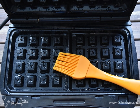 Для выпекания потребуется вафельница. Перед выпеканием каждой порции необходимо смазывать форму растительным маслом.