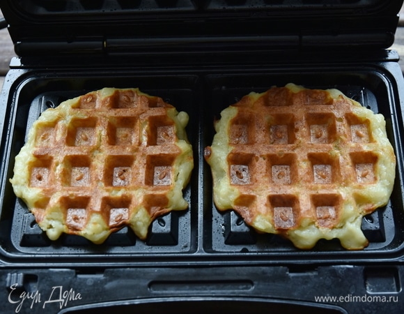 Вафельницу разогреть, выложить по 1–1,5 ст. л. картофельного теста и выпекать вафли до готовности.