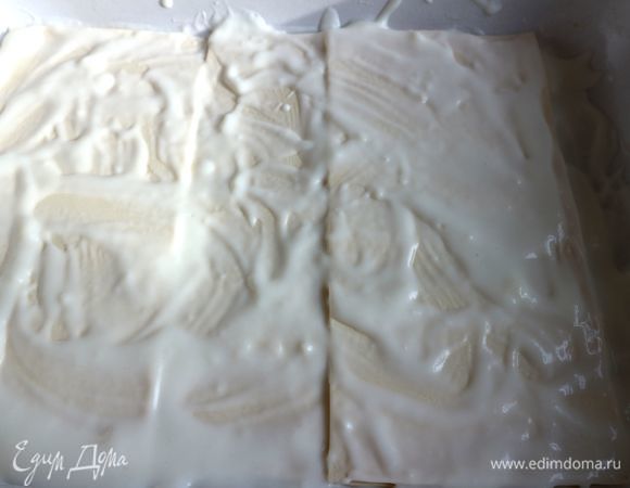 На соус поместить три пластины для лазаньи. У меня в упаковке были листы для лазаньи, которые не требуют предварительного помещения в кипяток. Смазать соусом бешамель.