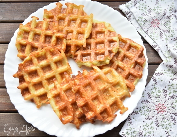 Готовые вафли сложить на блюдо.