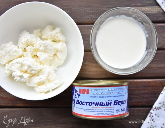 Для приготовления сырного топинга взбить творожный сыр с жирными сливками.