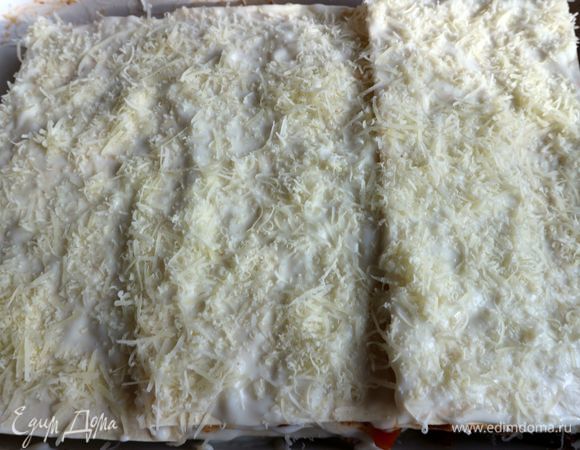 Последний слой — пластины для лазаньи, смазанные с двух сторон соусом бешамель, пармезан. Отправить лазанью в духовку на 20–25 минут.