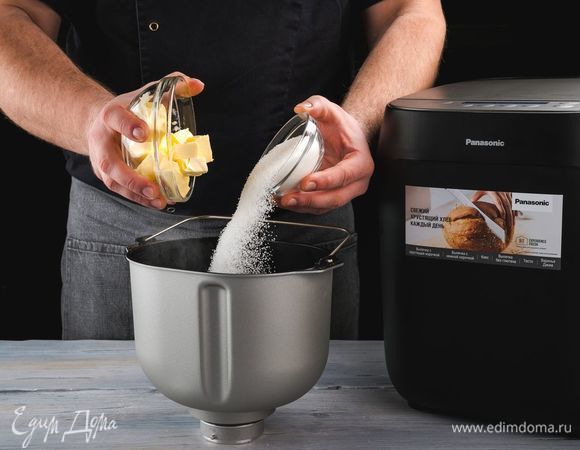 Поочередно положите в форму для выпечки сливочное масло, нарезанное кубиками по 1 см, сахар.