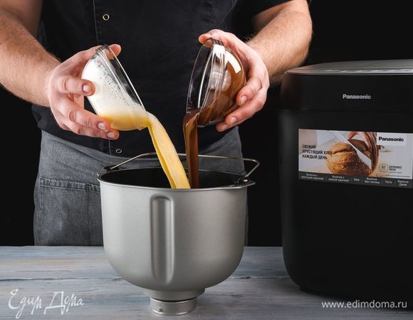 Добавьте взбитые яйца, растопленный на водяной бане шоколад.
