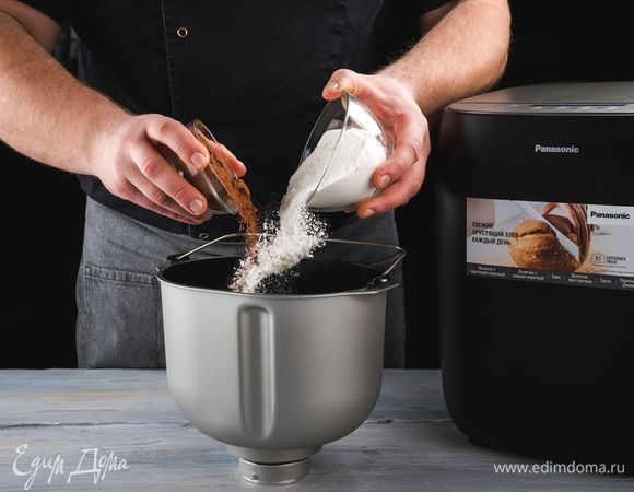 Затем — рисовую муку с разрыхлителем, какао-порошок. Обязательно соблюдайте указанную последовательность добавления ингредиентов.