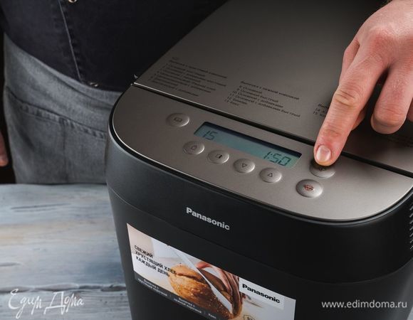 Выберите программу №15, нажмите кнопку «Старт». После звукового сигнала, который раздастся примерно через 2 минуты и потом еще через 12 минут с начала приготовления, откройте крышку и соберите муку со стенок формы резиновой лопаткой. Закройте крышку, перезапустите программу. По окончании приготовления извлеките кекс из формы.