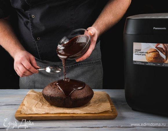 Готовый кекс полейте помадкой, украсьте сахарной пудрой и цедрой апельсина. Дайте время помадке застыть.