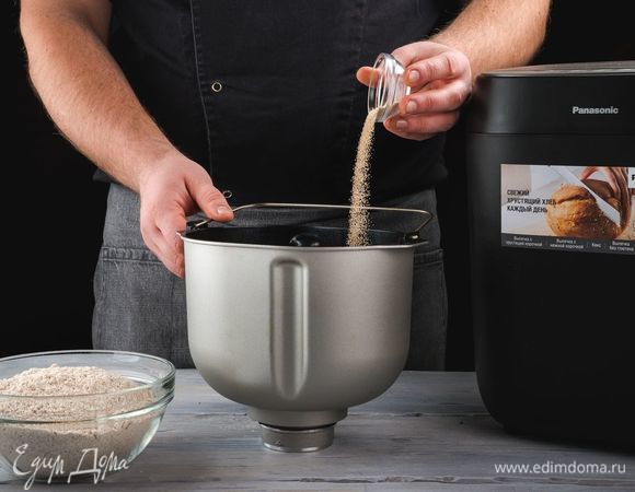 Поочередно положите в форму для выпечки дрожжи, муку, соль.