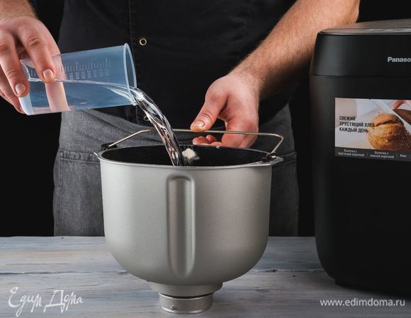 Добавьте воду (температура воды — 5°C). Обязательно соблюдайте указанную последовательность добавления ингредиентов.