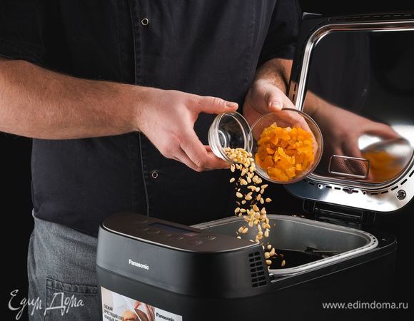 По звуковому сигналу добавьте в тесто нарезанные цукаты, курагу, орехи и семена льна.