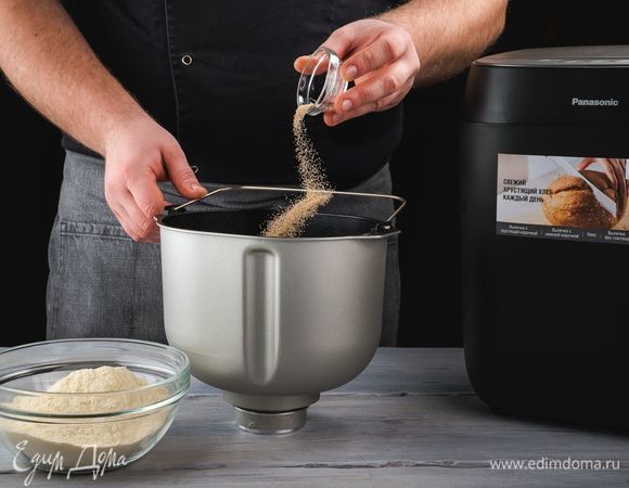 Положите в форму для выпечки дрожжи, муку.