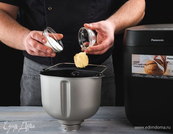 Добавьте сливочное масло, сахар.