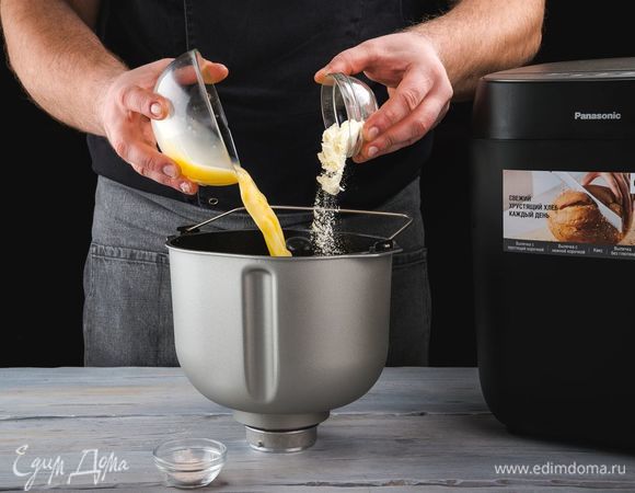 Затем — сухое молоко, соль и яично-желтковую смесь. Обязательно соблюдайте указанную последовательность добавления ингредиентов.