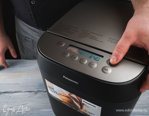 Выберите программу №12, задайте нужный цвет корочки. Нажмите «Старт».