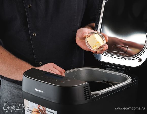 Примерно через 55 минут раздастся звуковой сигнал. Добавьте дополнительное сливочное масло, закройте крышку и перезапустите программу.