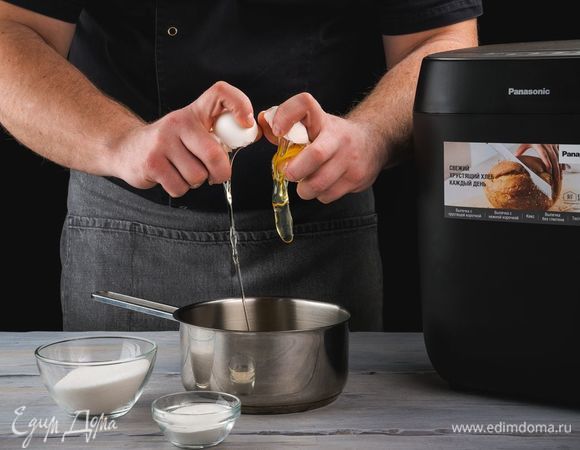 Пока выпекается бриошь, приготовьте крем патисьер. Смешайте в сотейнике яйца, крахмал и сахар.